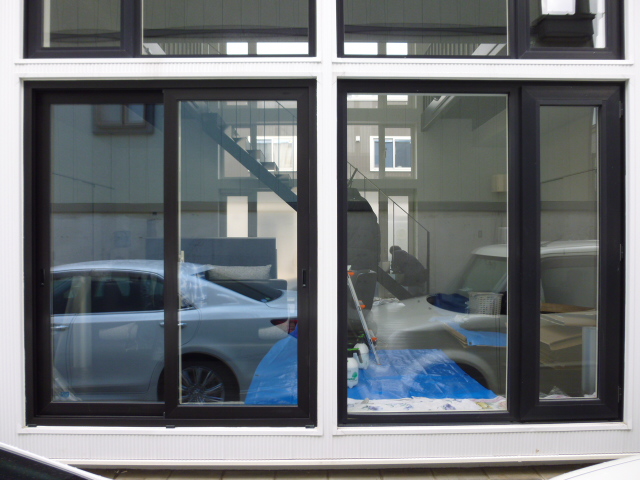 窓フィルムを貼りました。 札幌のサッシ、網戸、ドア、ガラスの修理・交換は「職人ネットワーク札幌」へ
